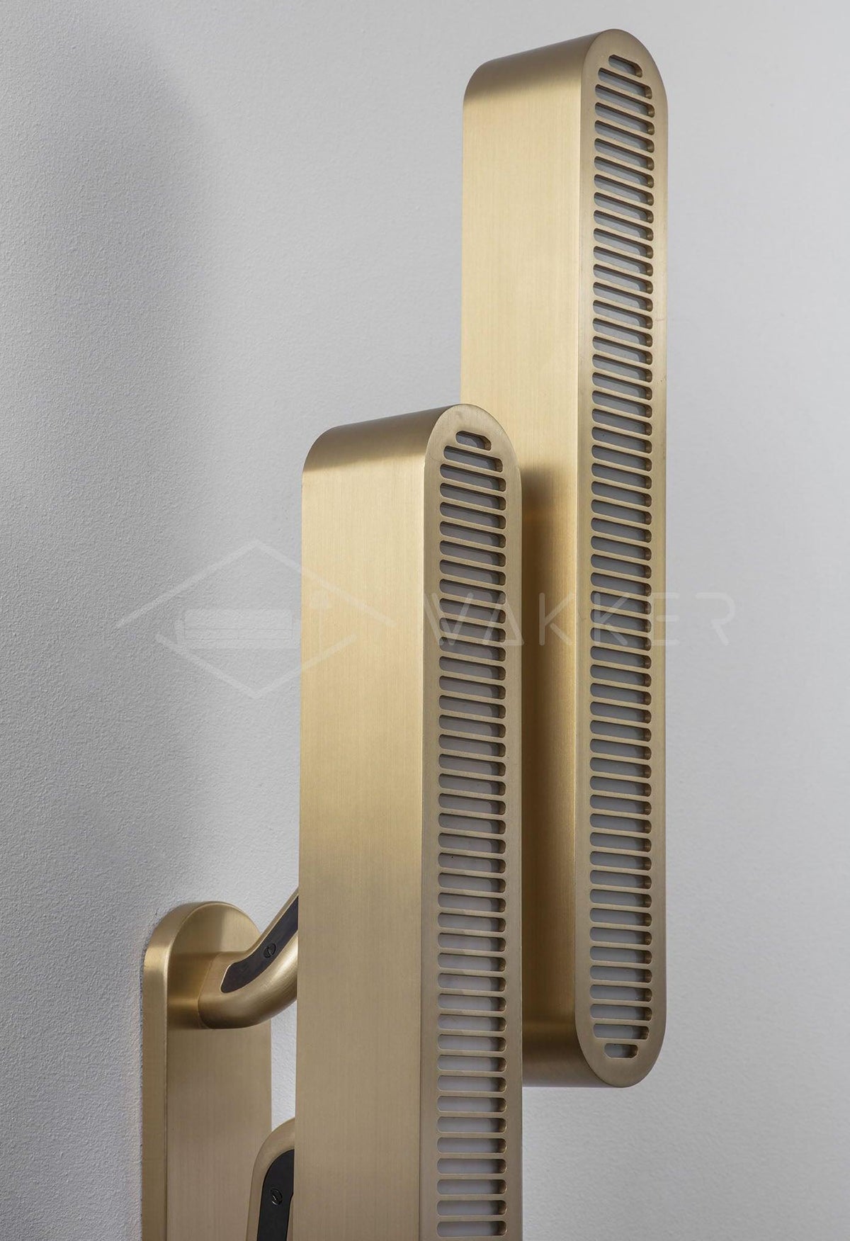 Oriararia aplique de pared latón rejilla ranurada