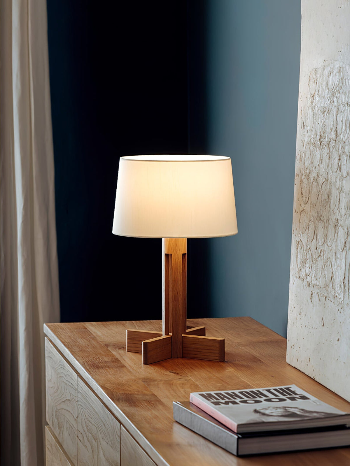 Rinivena lámpara de mesa contemporánea de madera y tejido
