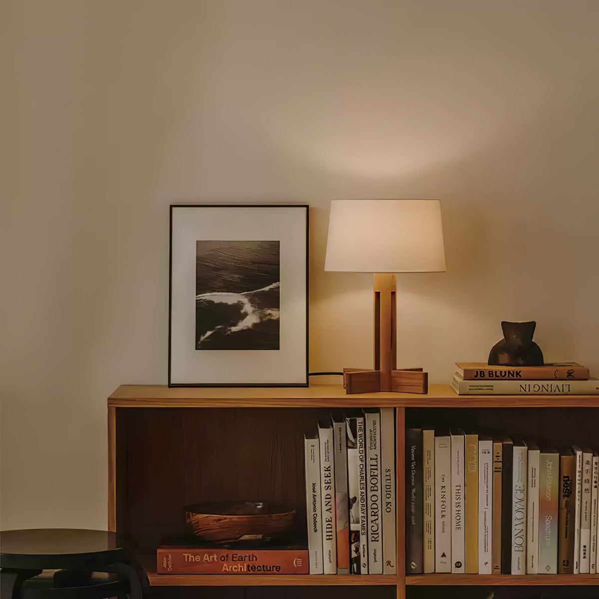 Rinivena lámpara de mesa contemporánea de madera y tejido