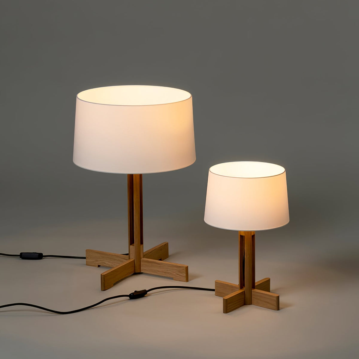 Rinivena lámpara de mesa contemporánea de madera y tejido