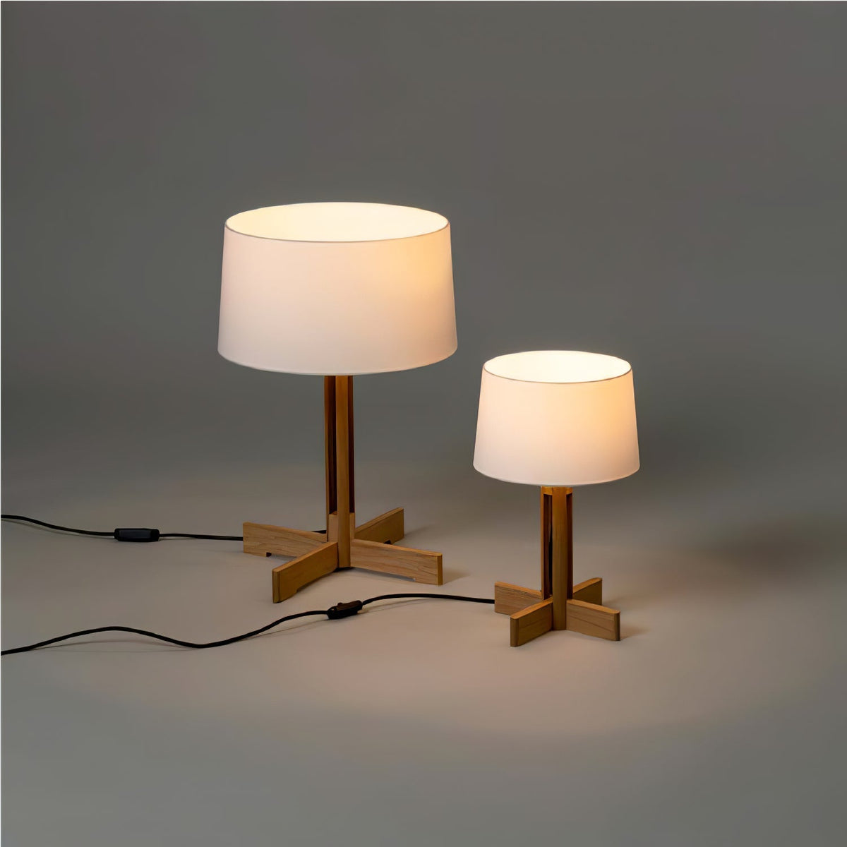 Rinivena lámpara de mesa contemporánea de madera y tejido