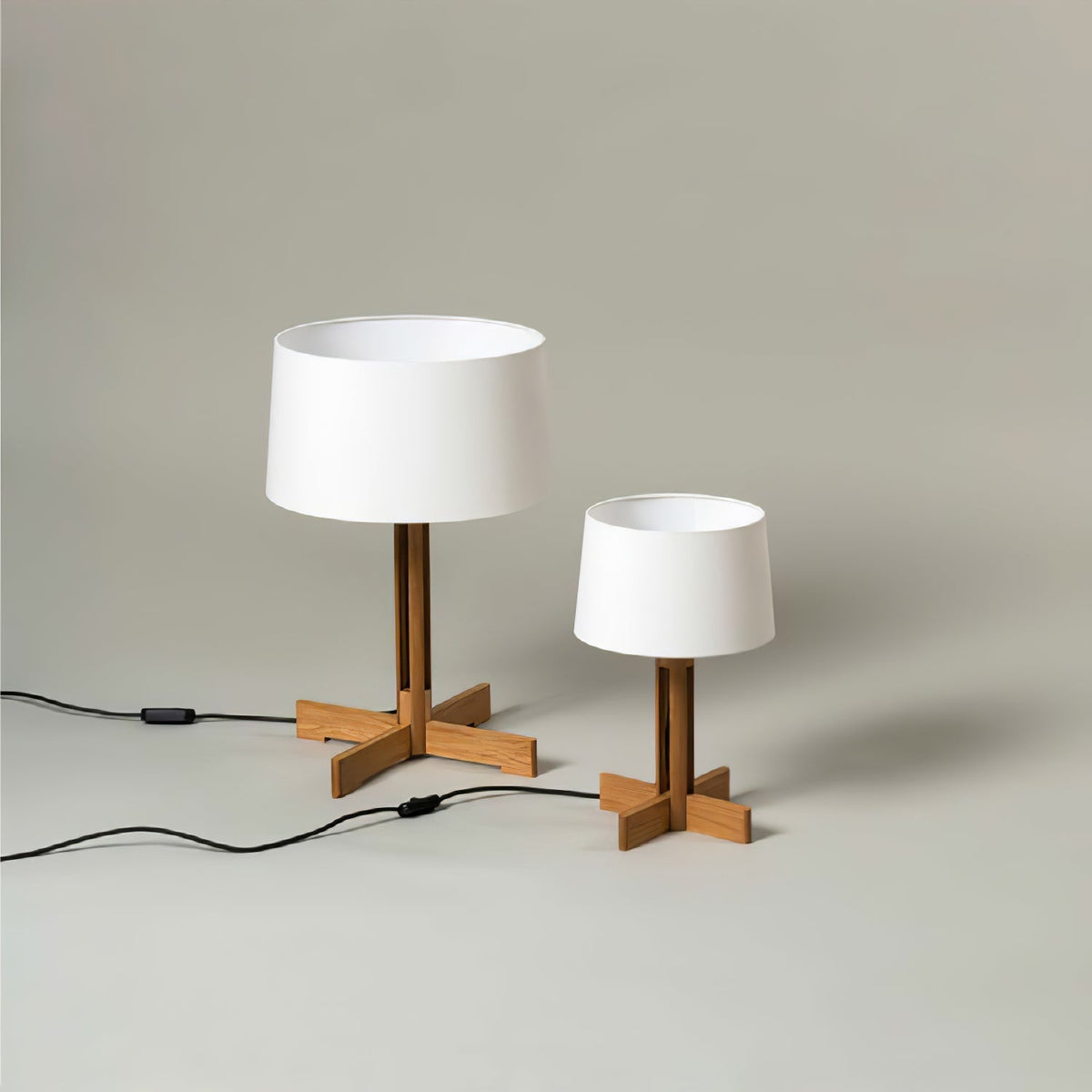 Rinivena lámpara de mesa contemporánea de madera y tejido