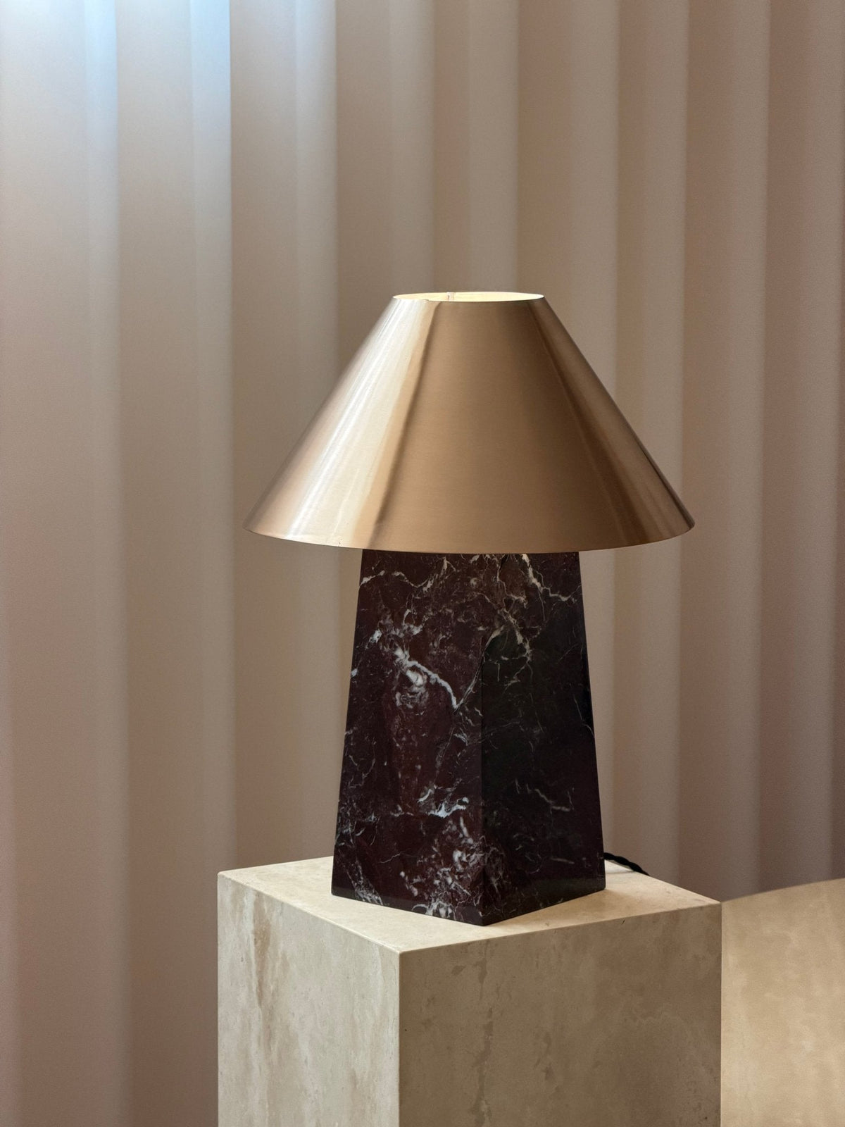 Conic lámpara de mesa de mármol