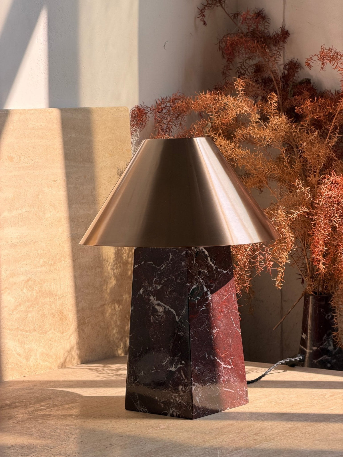 Conic lámpara de mesa de mármol