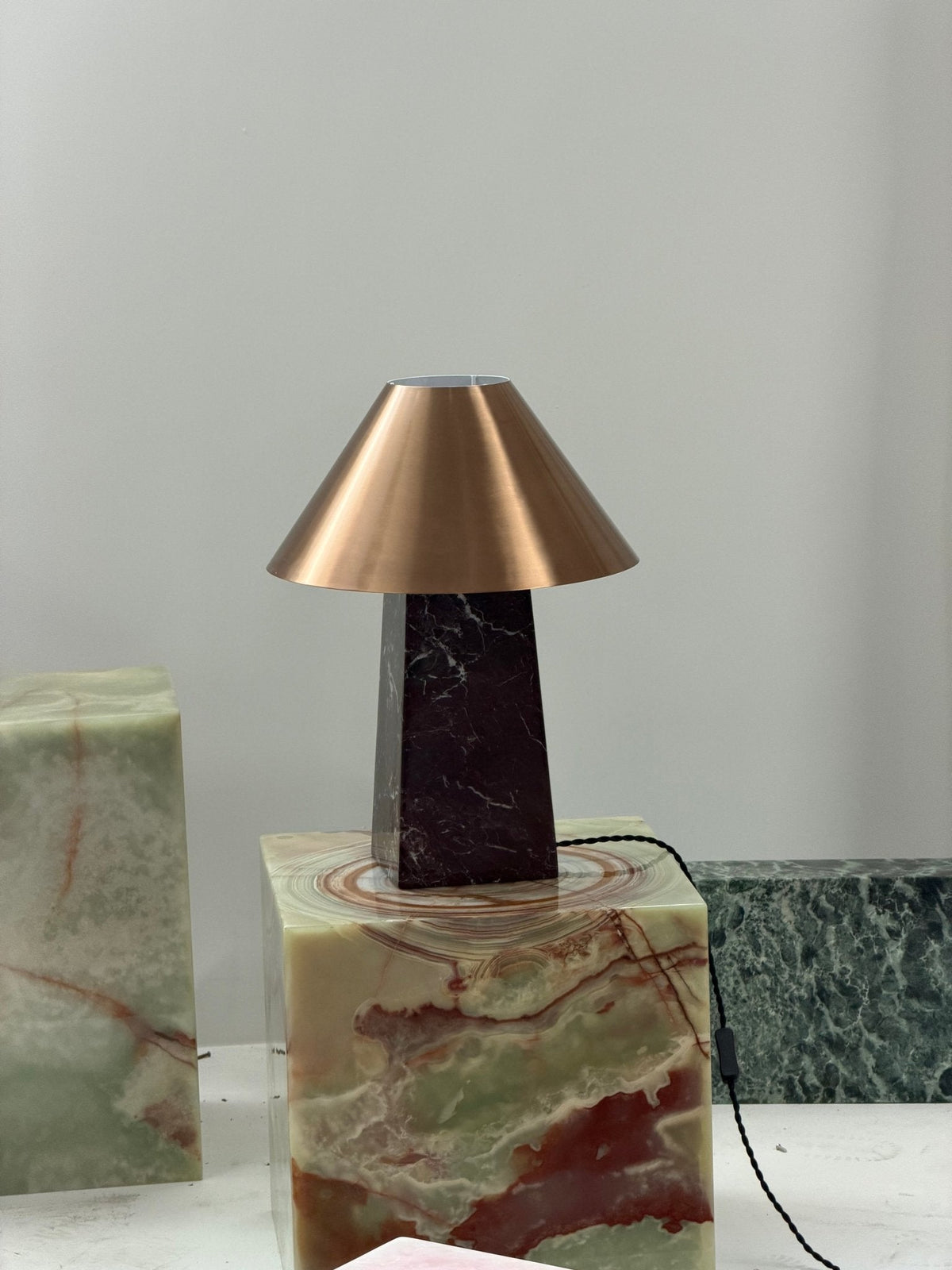 Conic lámpara de mesa de mármol