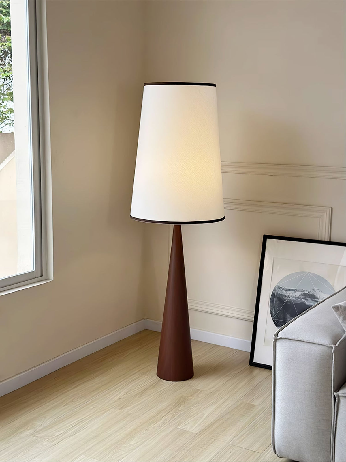 ConeLite lámpara de pie minimalista de madera