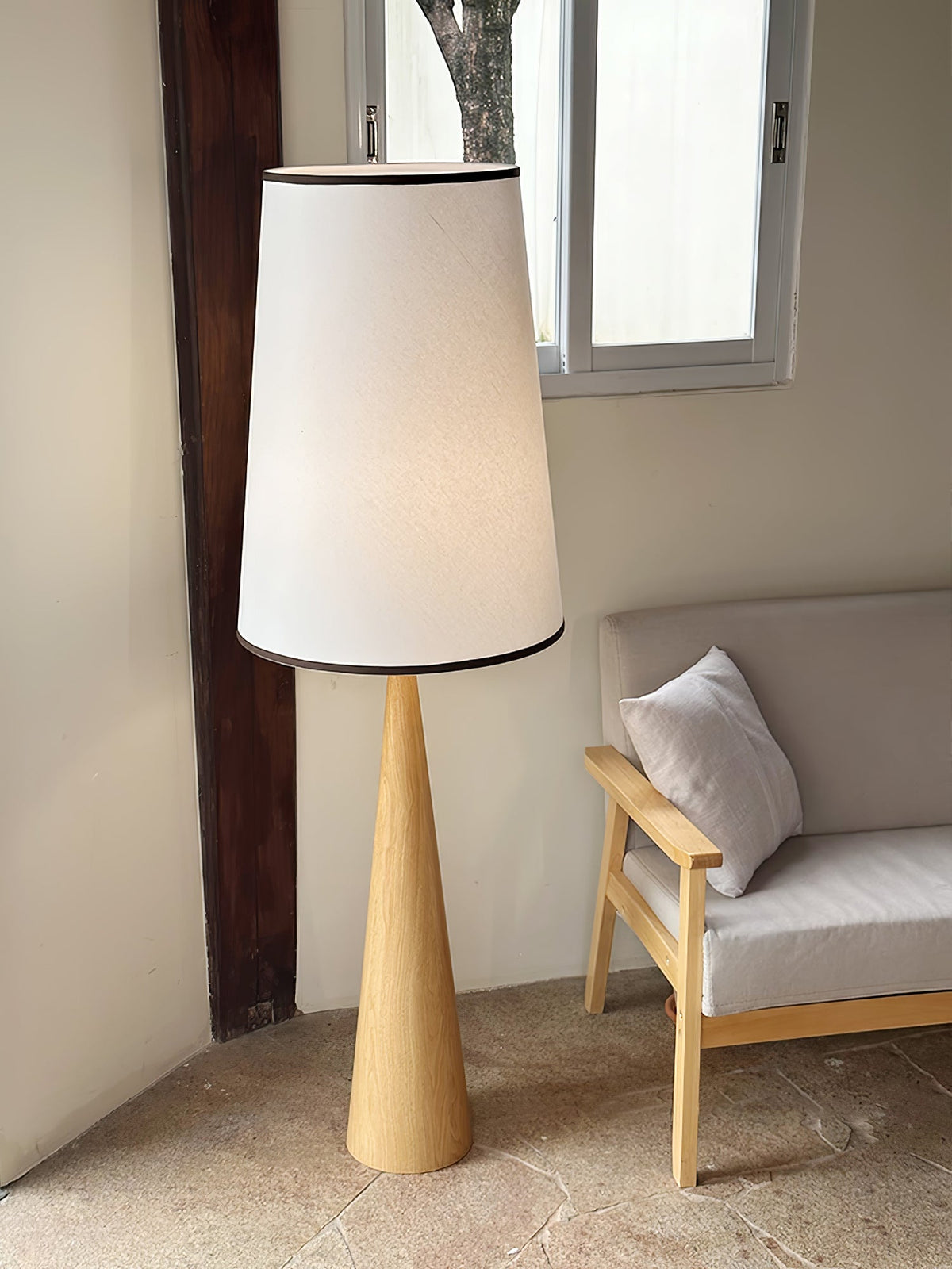 ConeLite lámpara de pie minimalista de madera