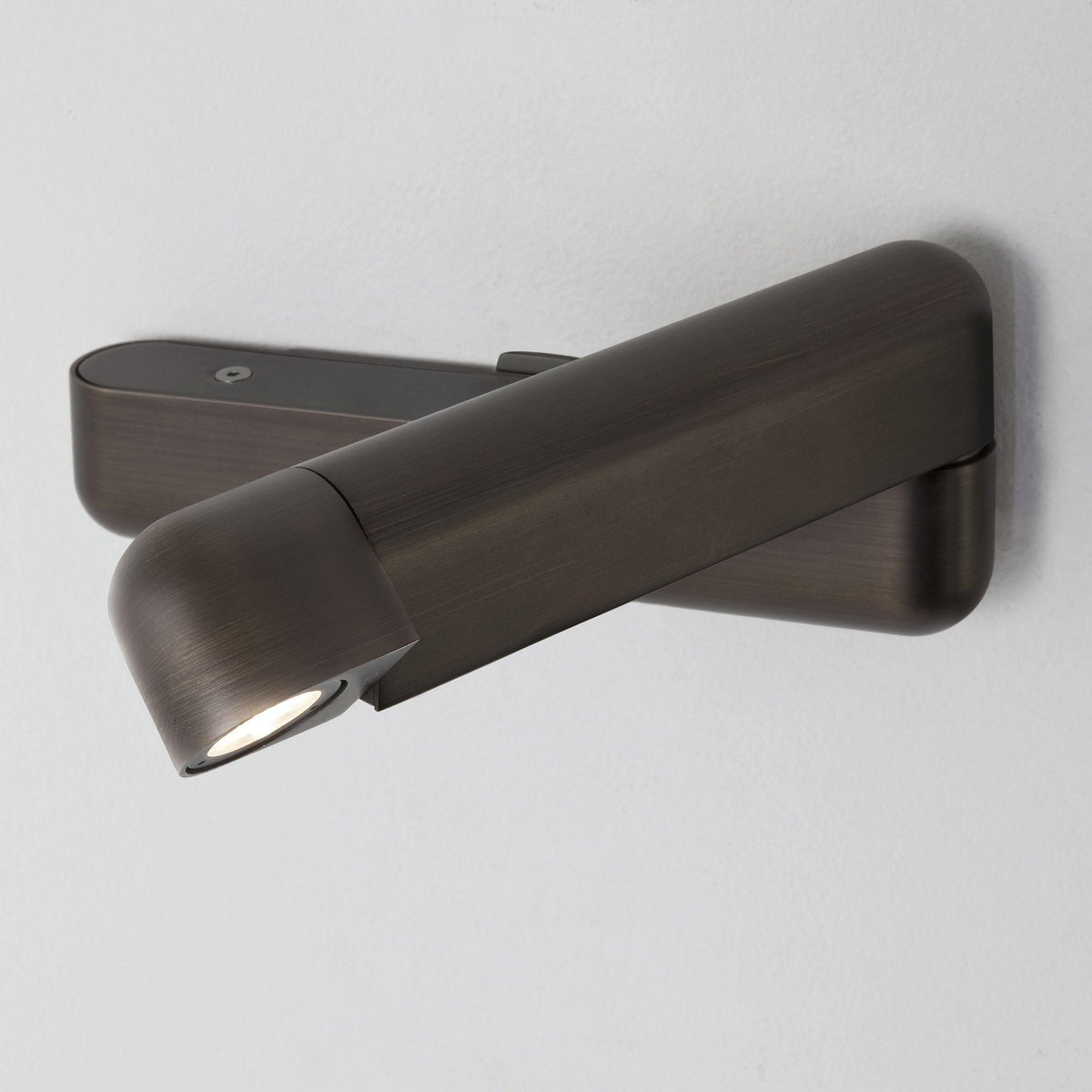 Soreora aplique de pared negro LED regulable con puerto USB