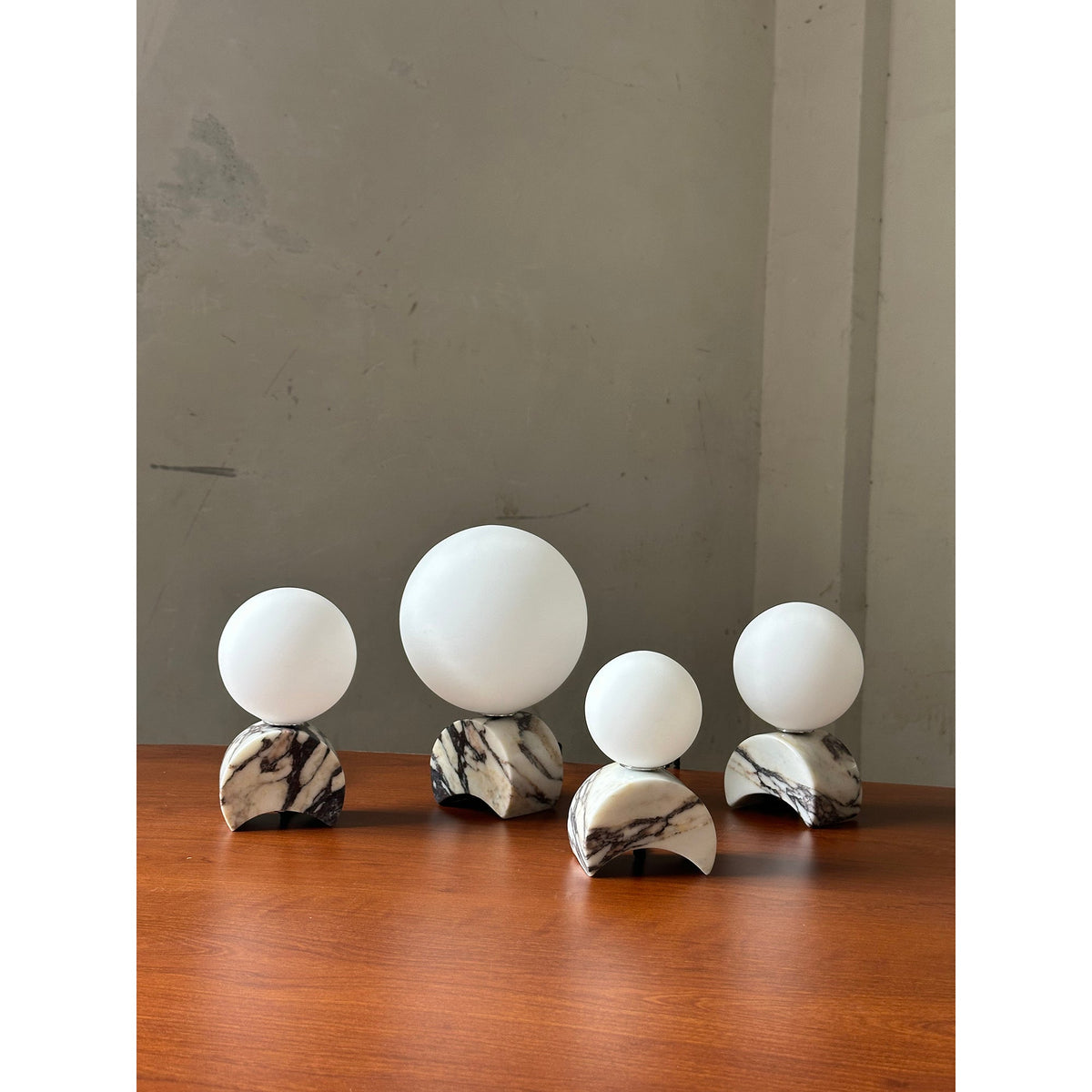 Crescent lámpara de mesa de mármol