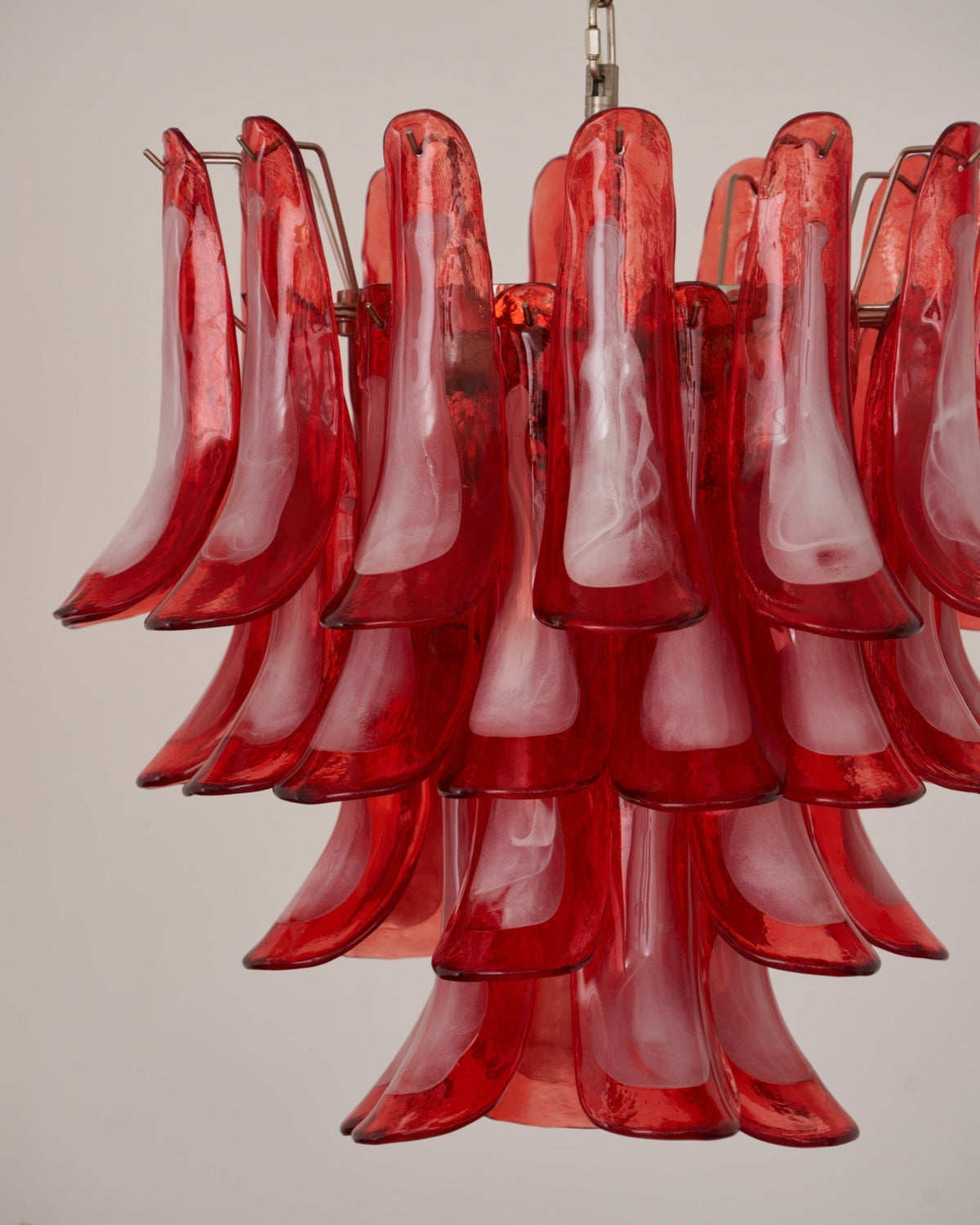 Celoelle lámpara de araña Petalos de vidrio Murano en capas carmesí vintage