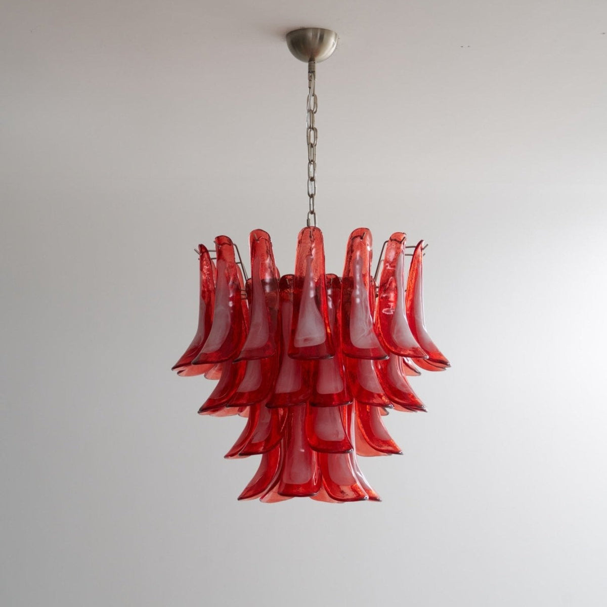 Celoelle lámpara de araña Petalos de vidrio Murano en capas carmesí vintage
