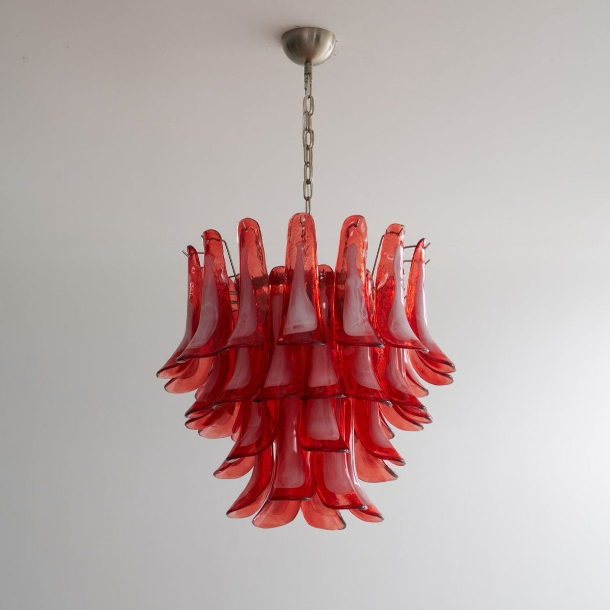 Celoelle lámpara de araña Petalos de vidrio Murano en capas carmesí vintage