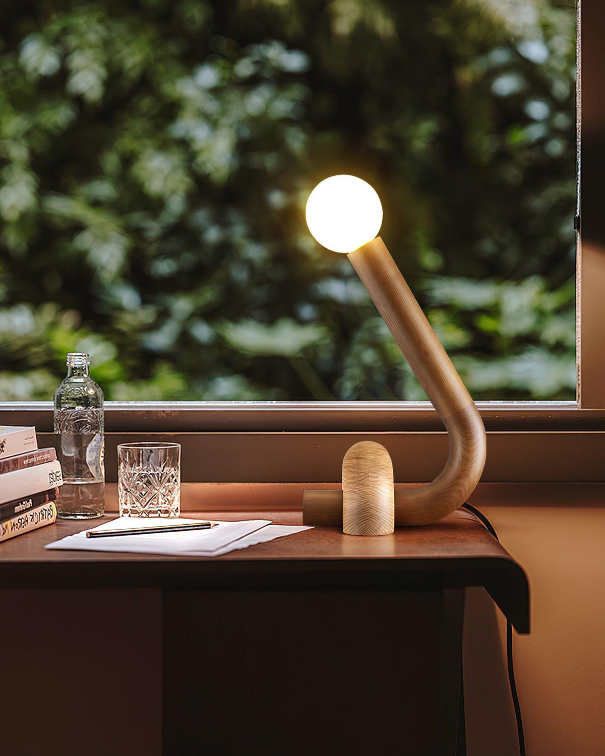 Arcus lámpara de mesa de madera