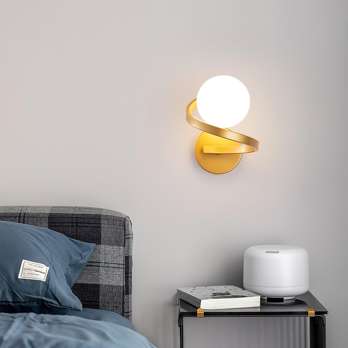 Yvian aplique de pared curvo moderno minimalista de latón con vidrio