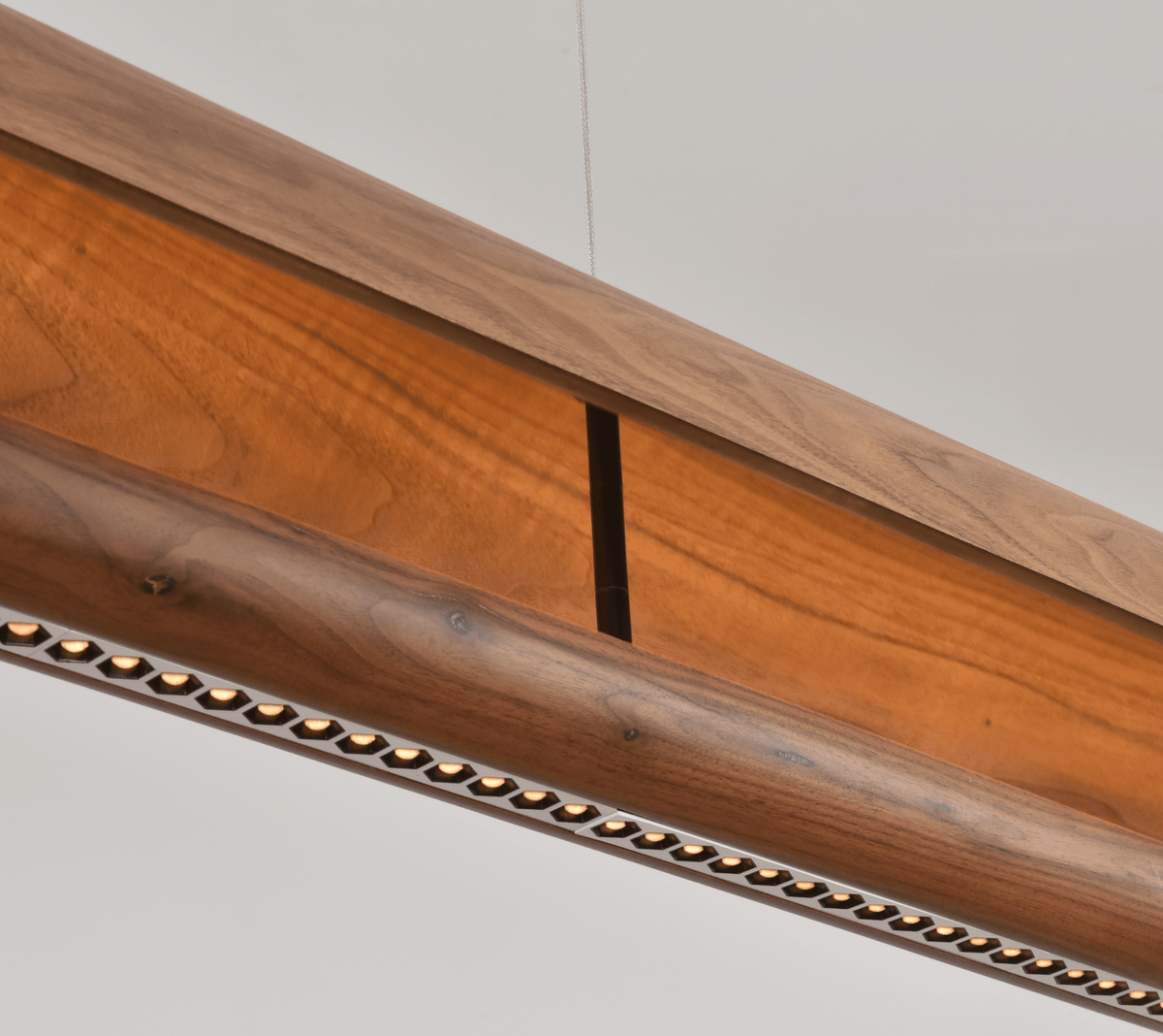 Curved lámpara colgante lineal de madera con acabado nogal