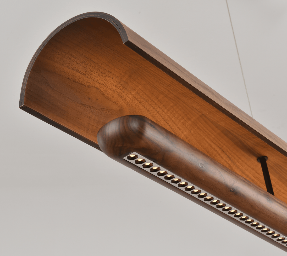Curved lámpara colgante lineal de madera con acabado nogal