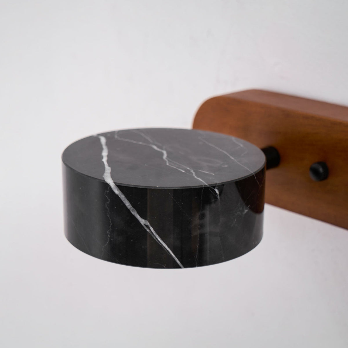 Orshaa aplique para espejo lineal en travertino