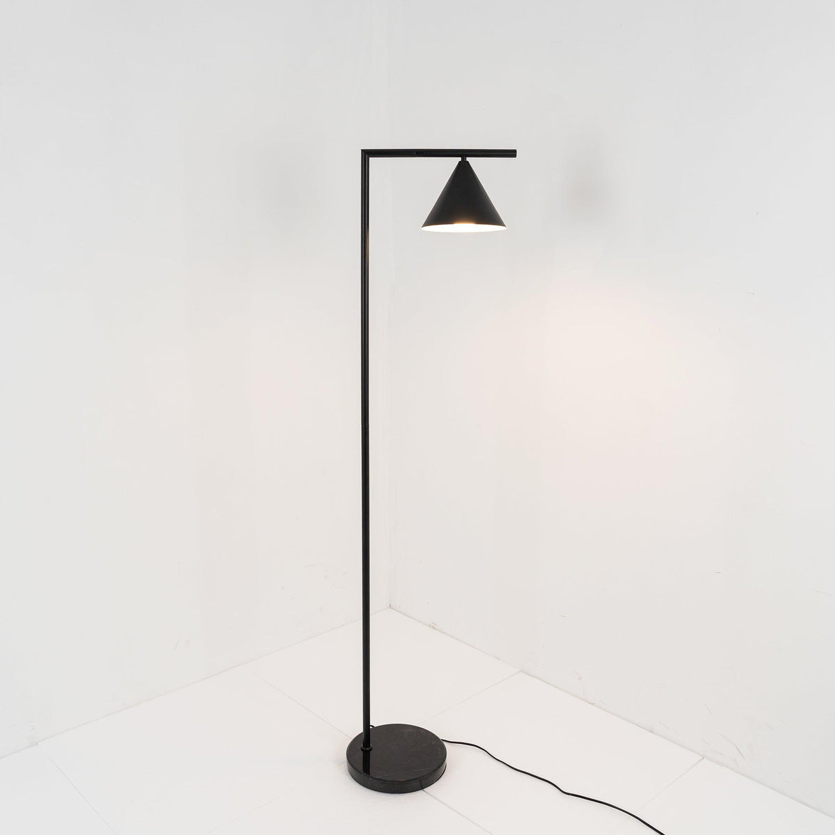 Nell lámpara de pie minimalista