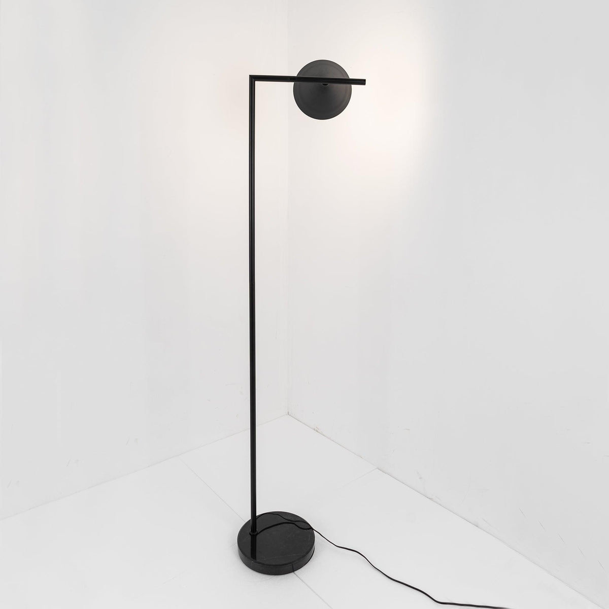 Nell lámpara de pie minimalista