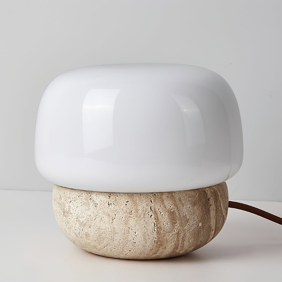 Eldoreth lámpara de mesa con base cúpula de travertino