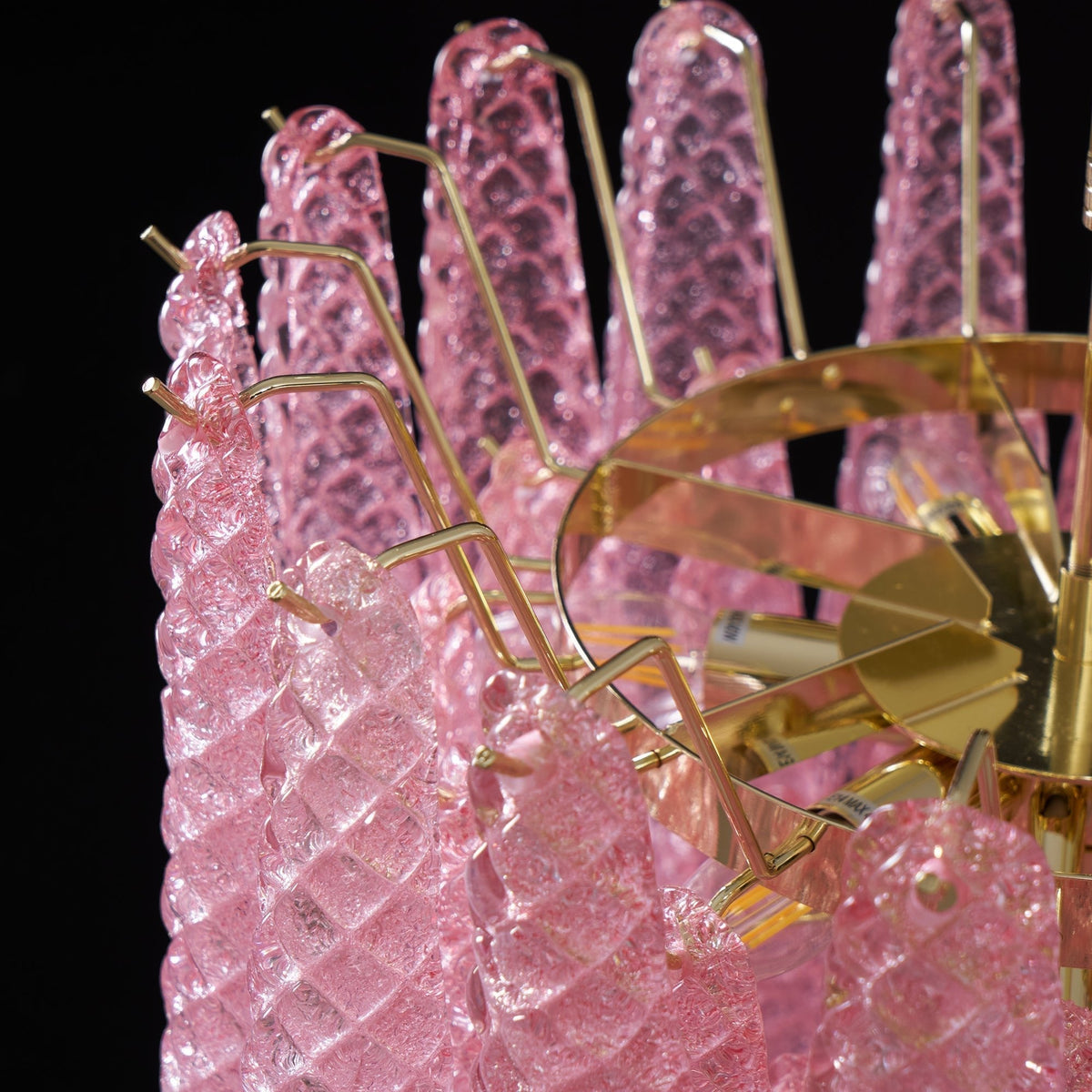 Veliena lámpara de araña rosa con gotas de vidrio de Murano patrón diamante efecto cascada