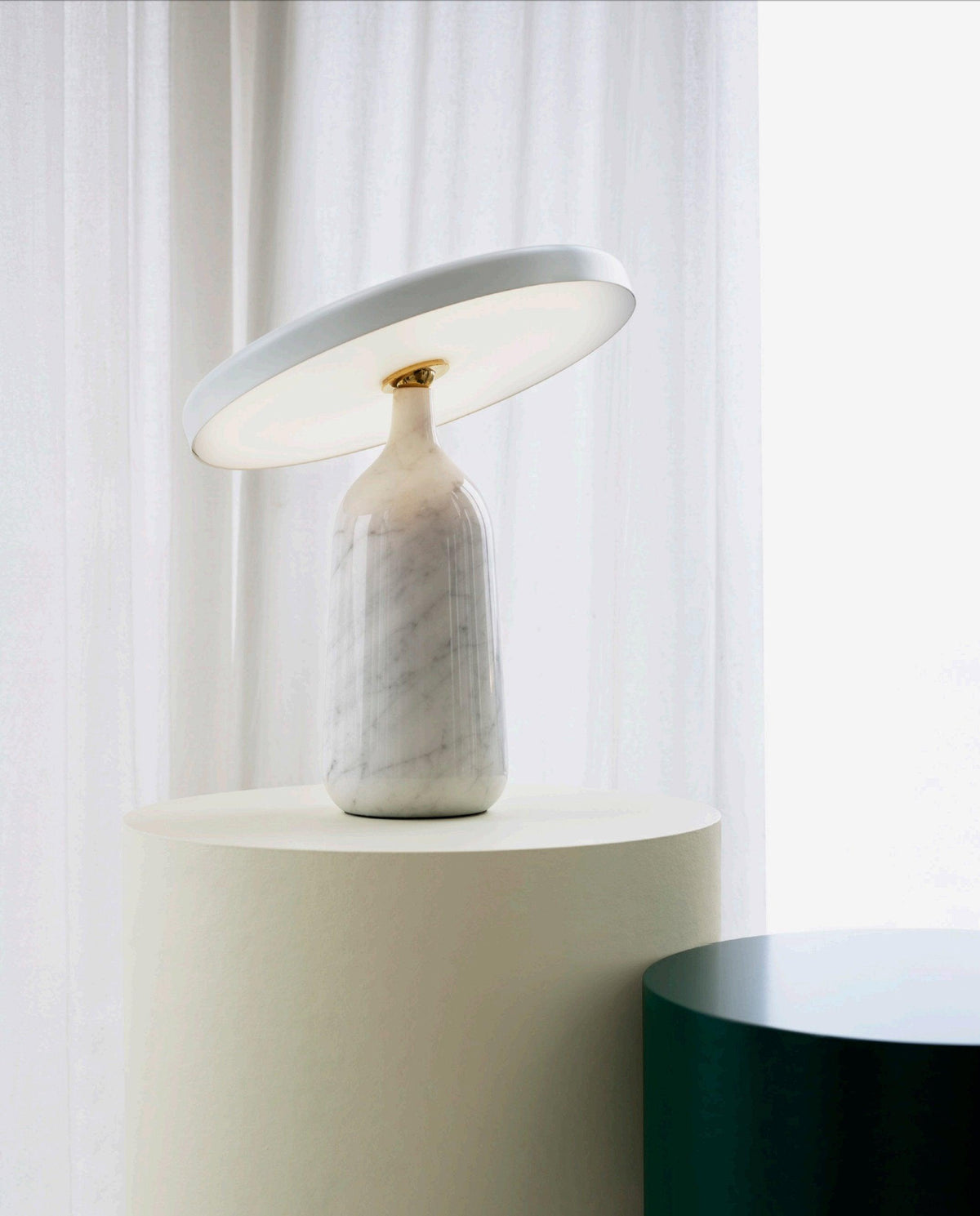 Astrian lámpara de mesa minimalista en mármol
