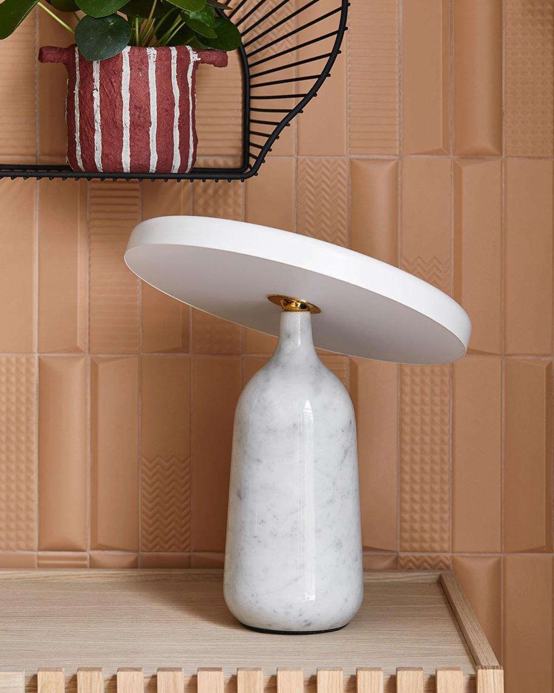 Astrian lámpara de mesa minimalista en mármol