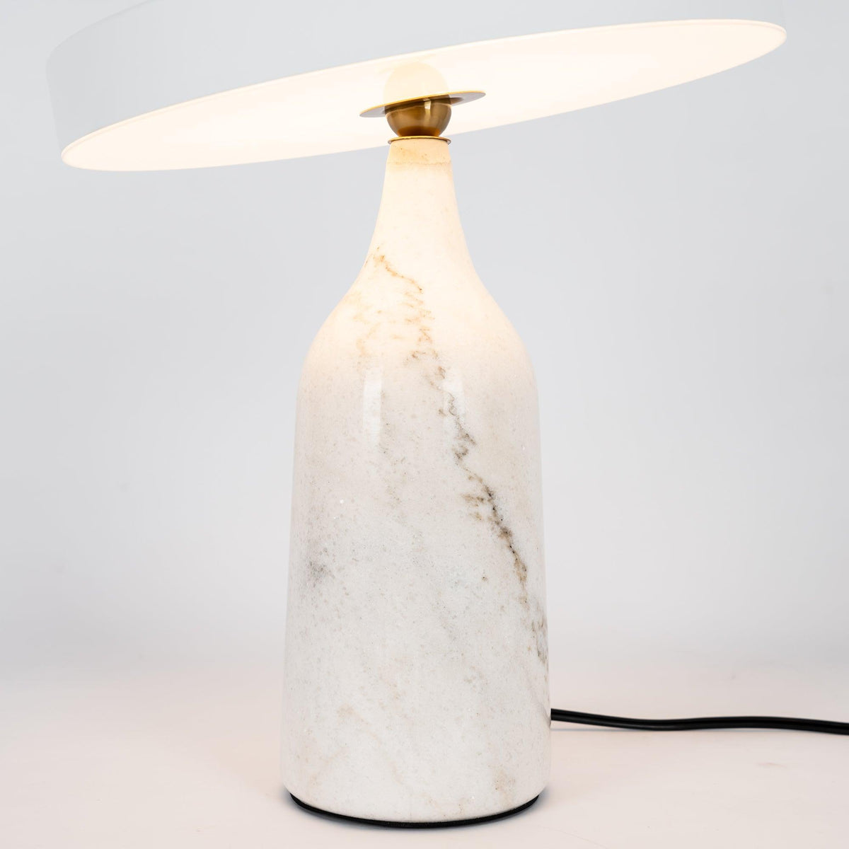 Astrian lámpara de mesa minimalista en mármol