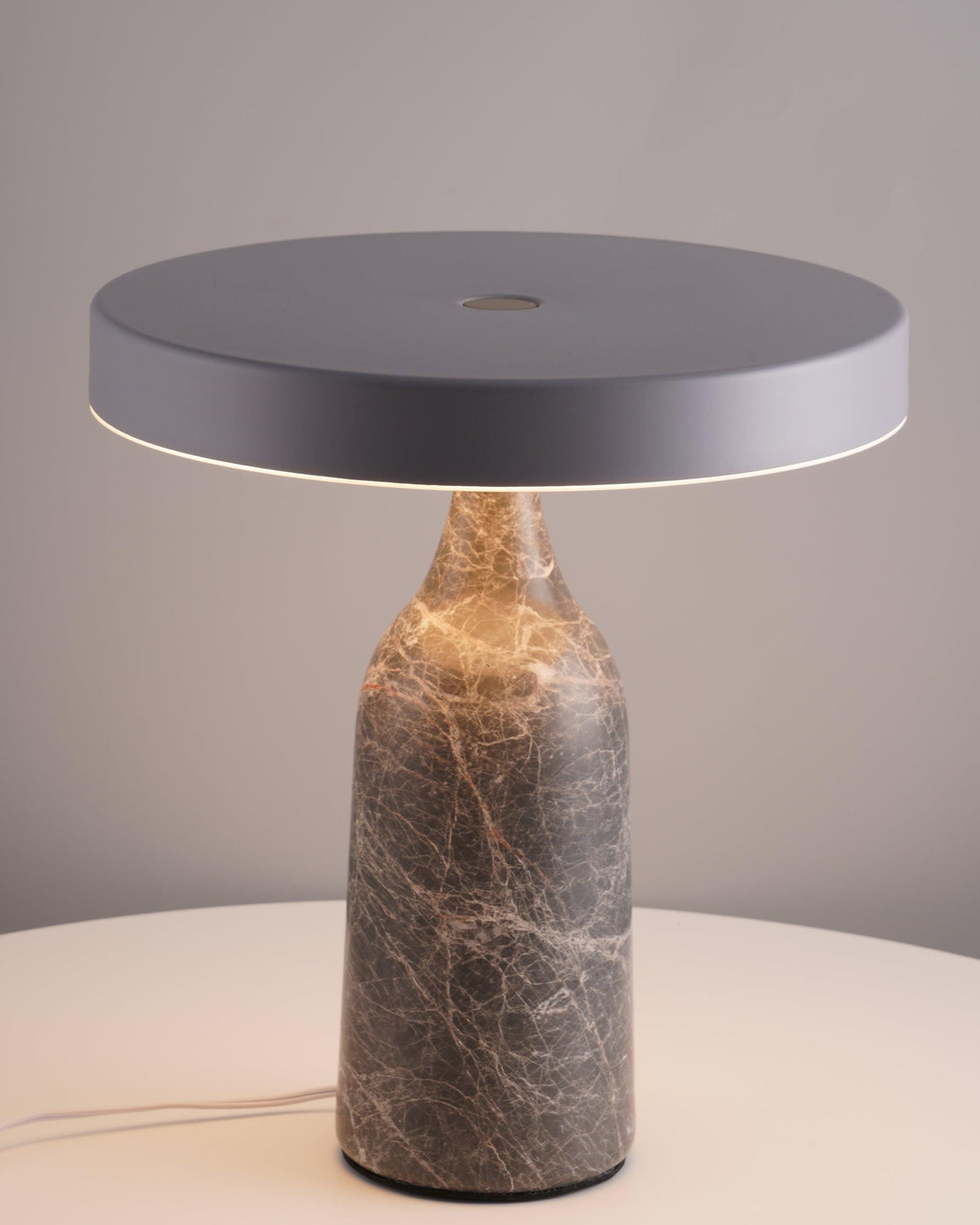 Astrian lámpara de mesa minimalista en mármol