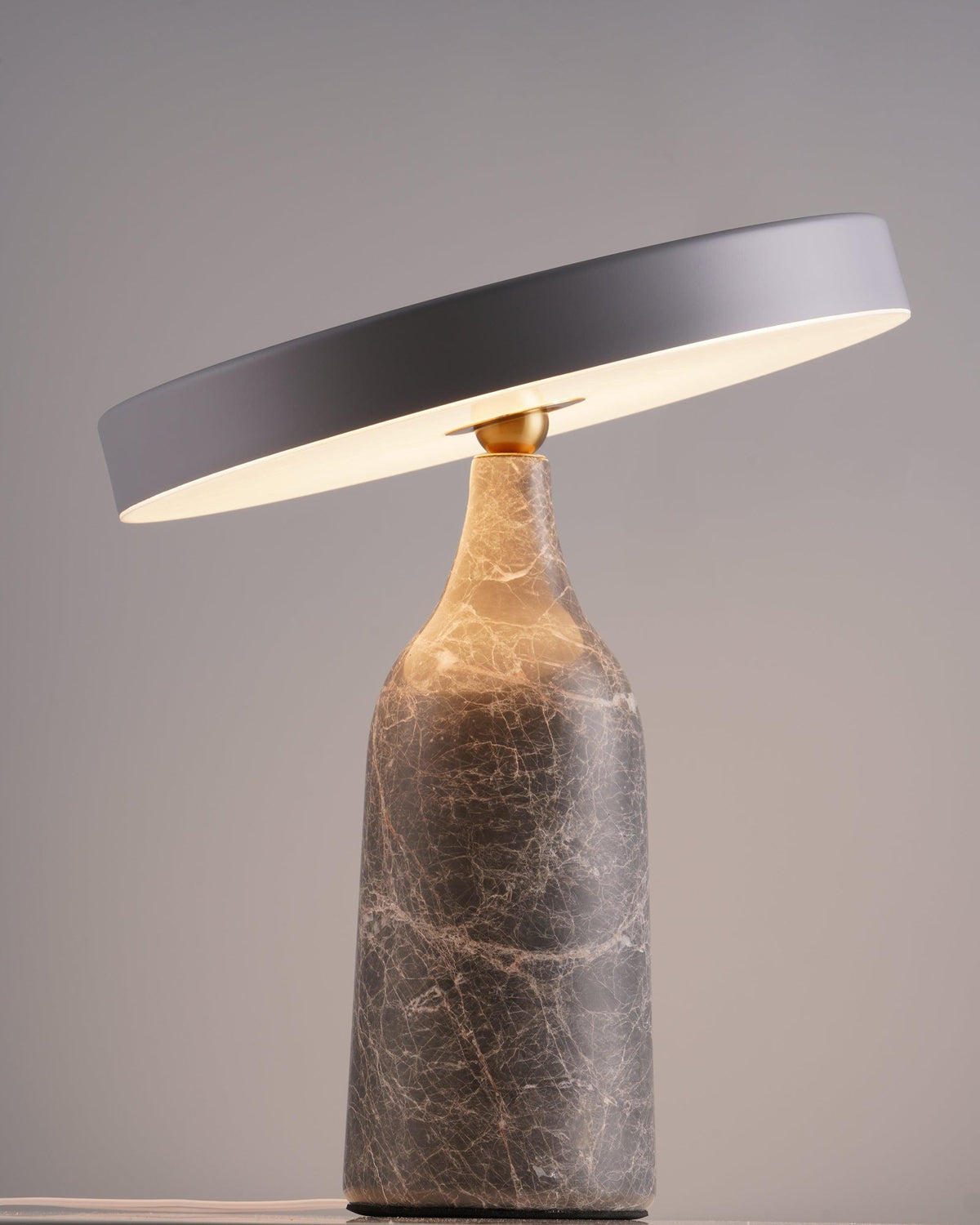 Astrian lámpara de mesa minimalista en mármol