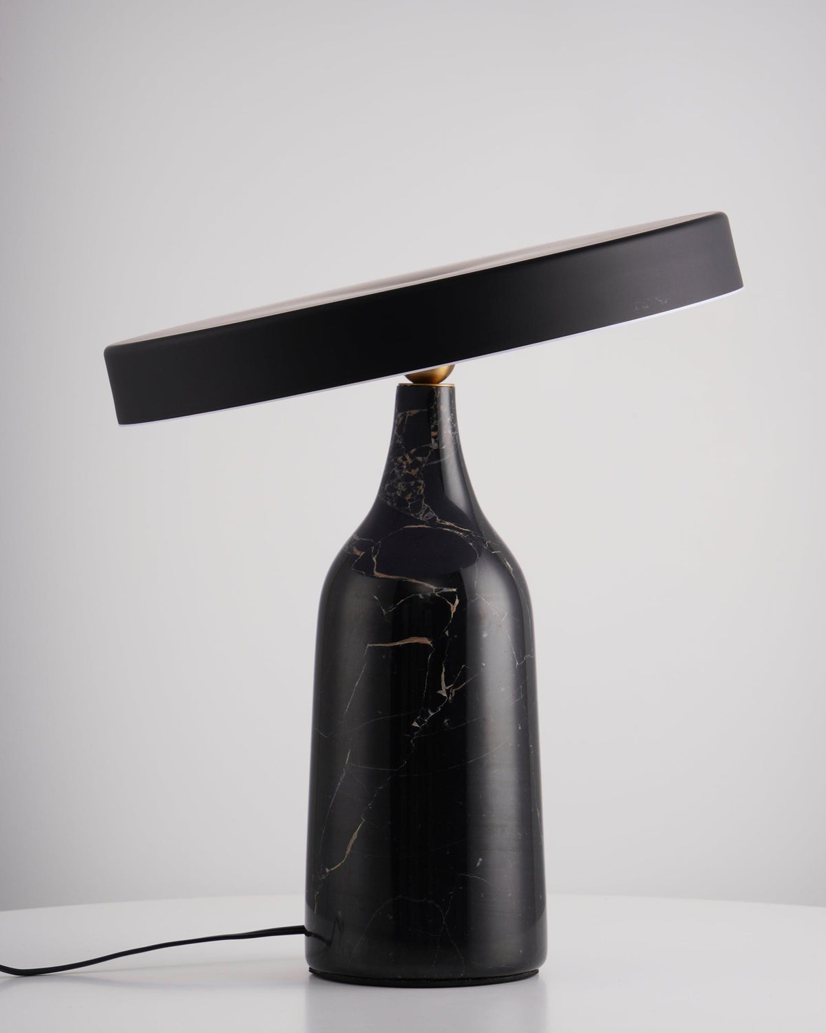 Astrian lámpara de mesa minimalista en mármol