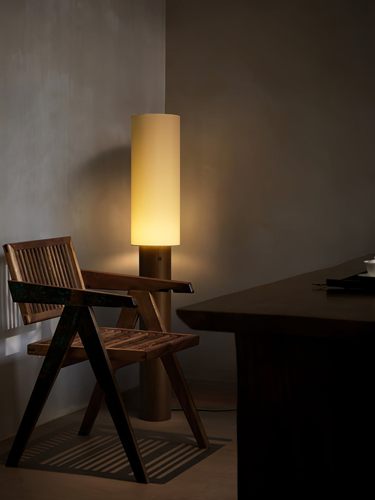 Uvynir lámpara de pie cilíndrica de madera