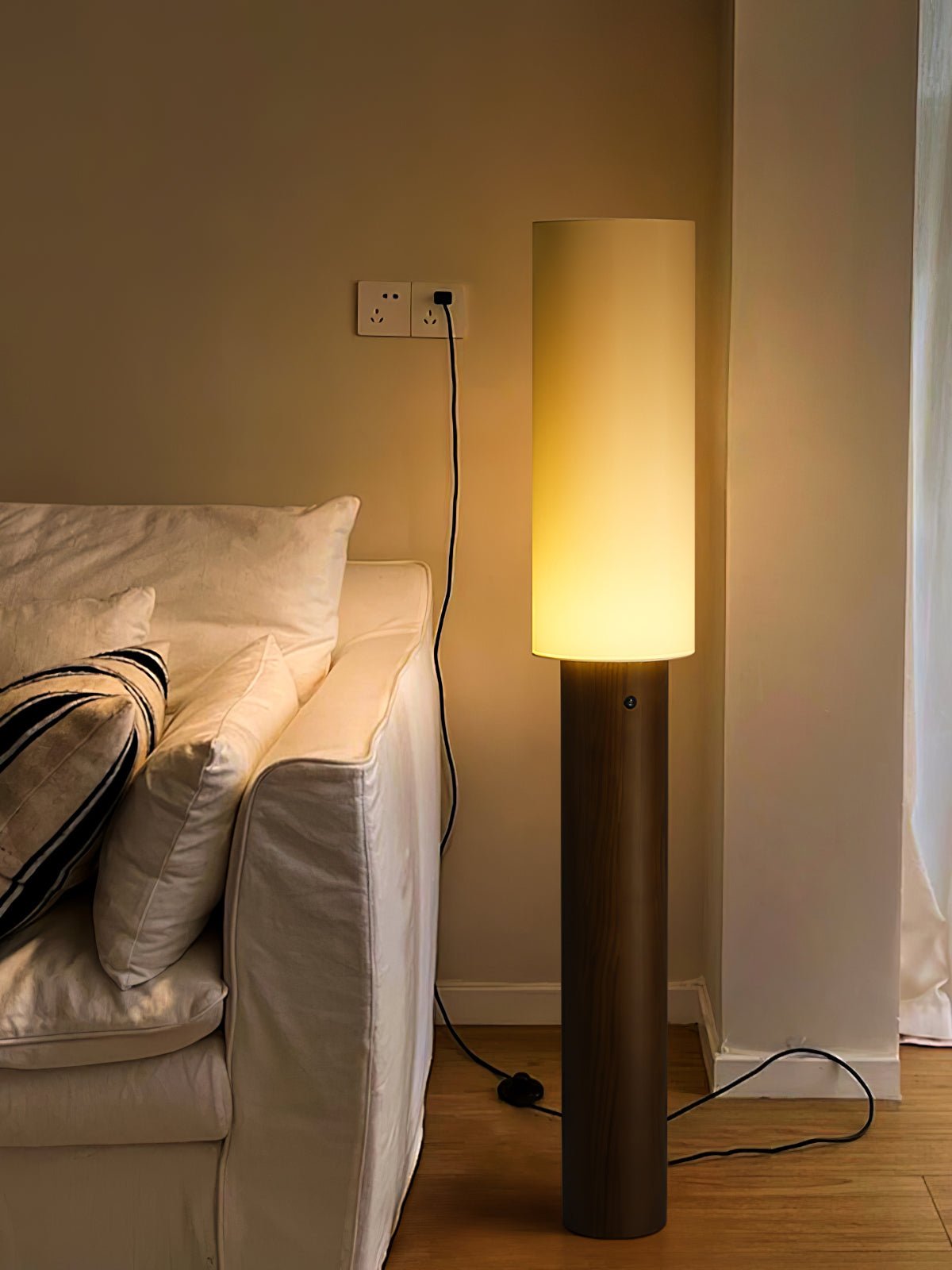Uvynir lámpara de pie cilíndrica de madera