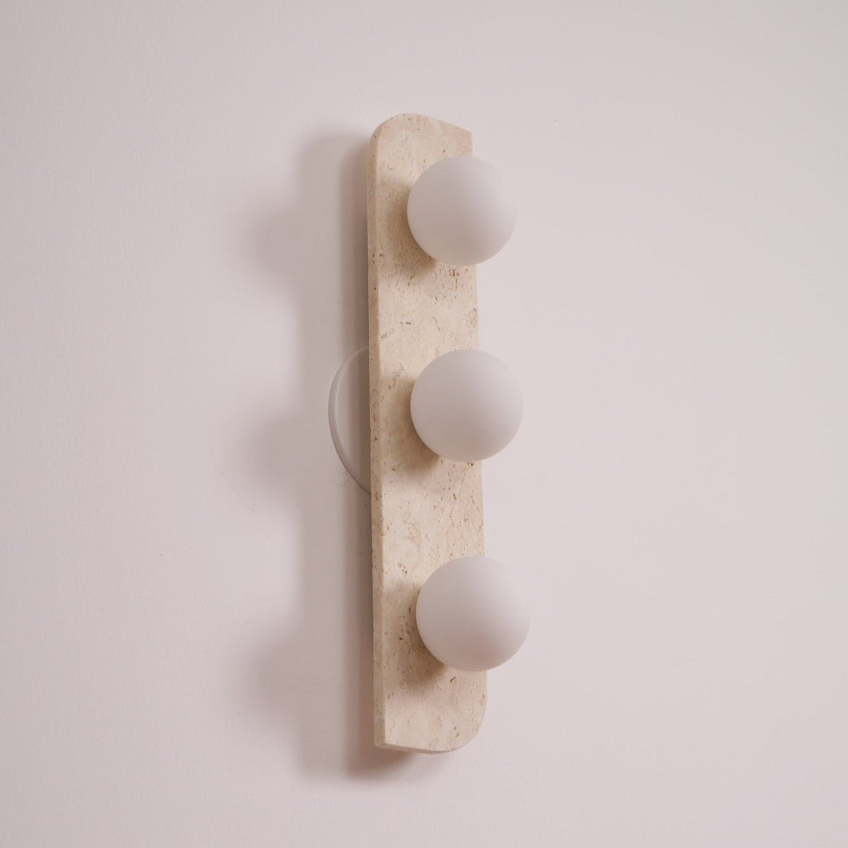 Taviniella aplique de pared minimalista en travertino