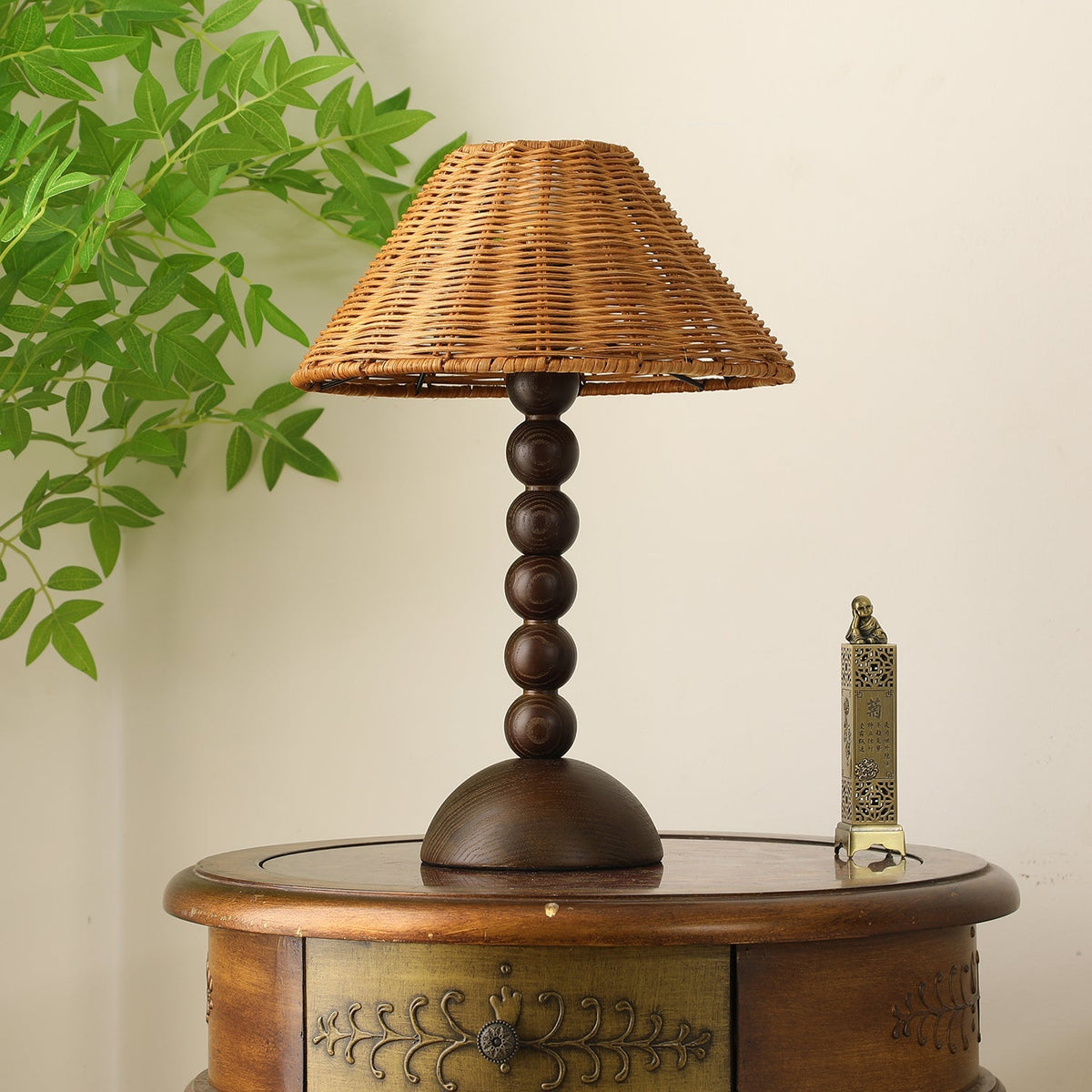Auroran lámpara de mesa de madera y ratán
