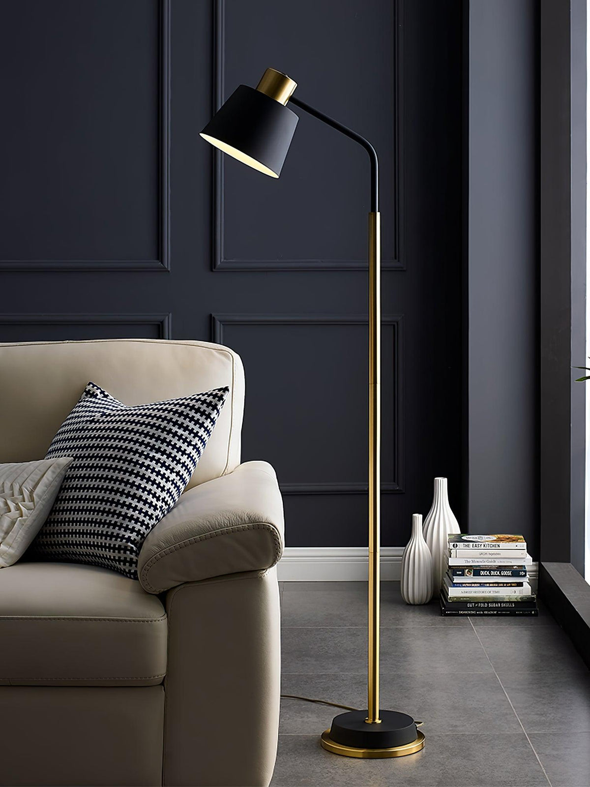Xildas lámpara de pie minimalista en negro y dorado