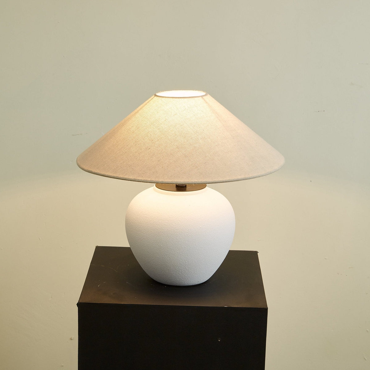 Alba lámpara de mesa elegante de cerámica