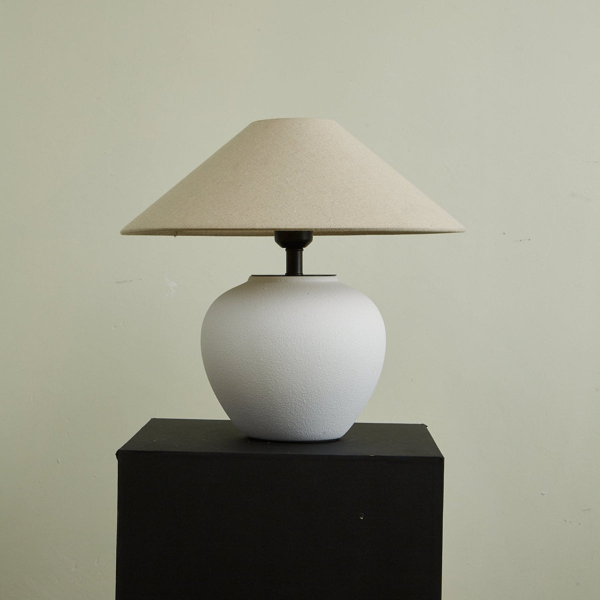 Alba lámpara de mesa elegante de cerámica