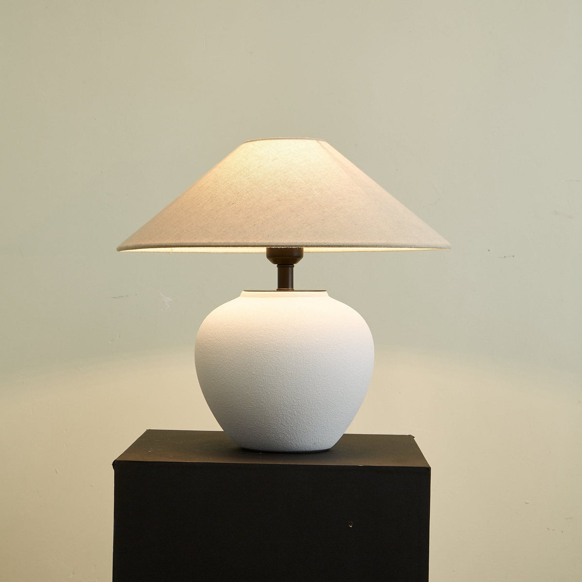 Alba lámpara de mesa elegante de cerámica