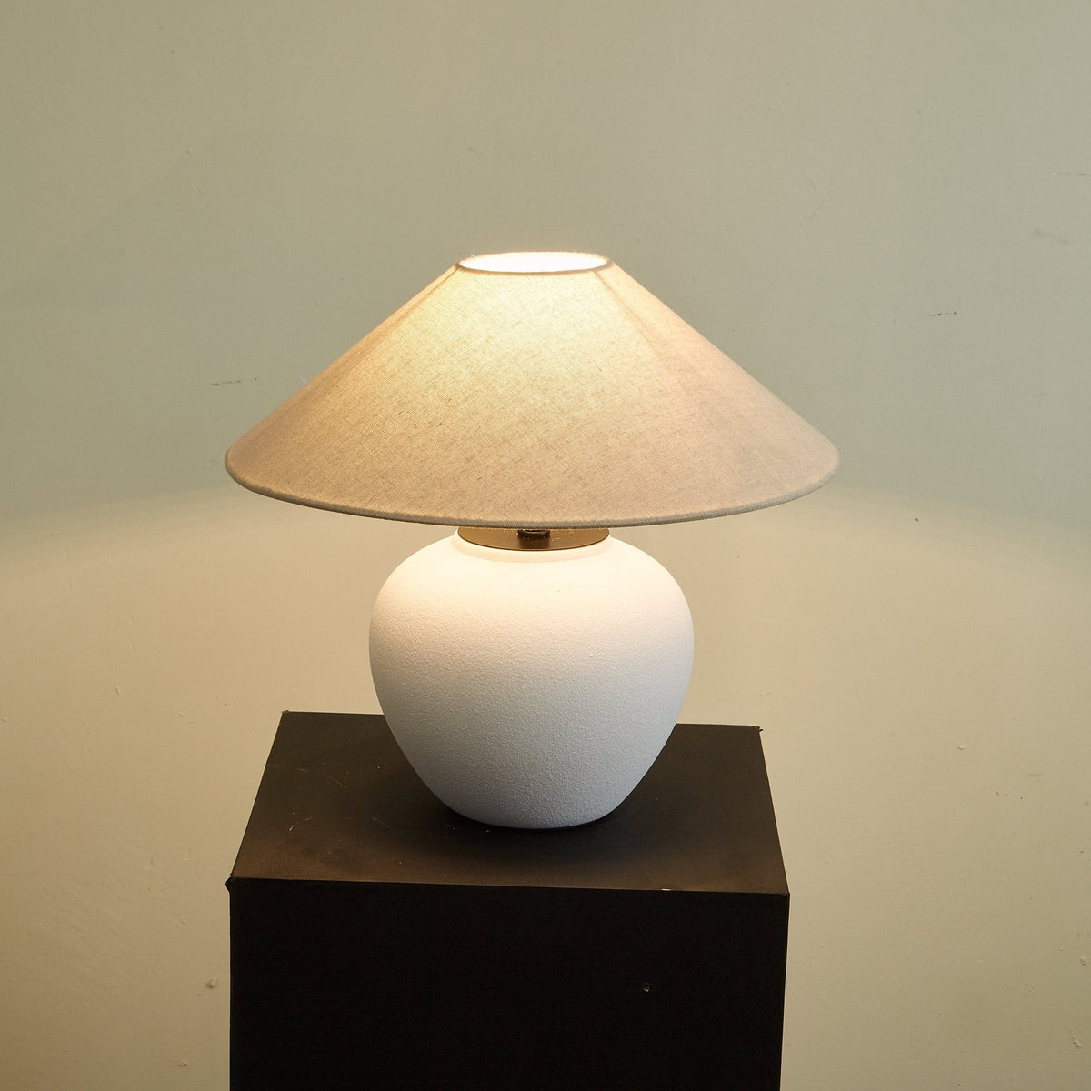 Alba lámpara de mesa elegante de cerámica