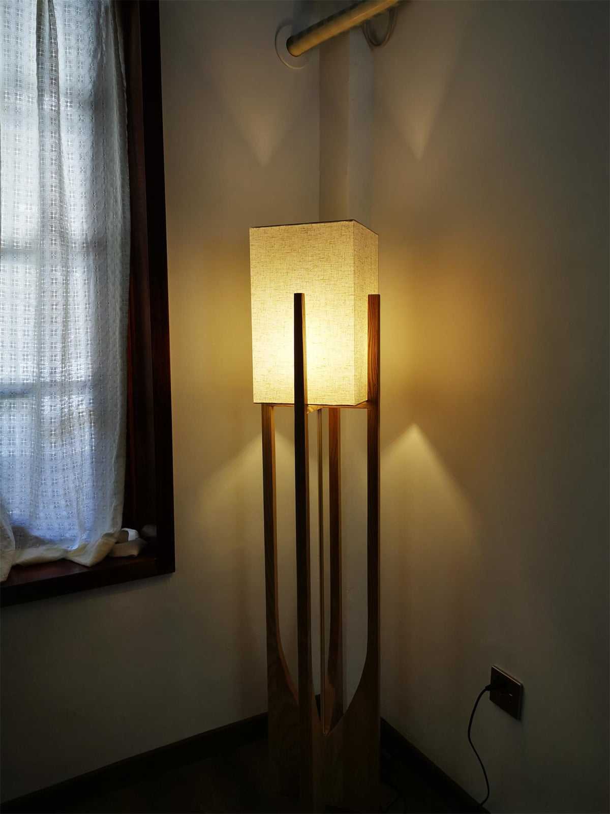 Syleia lámpara de pie de madera moderna