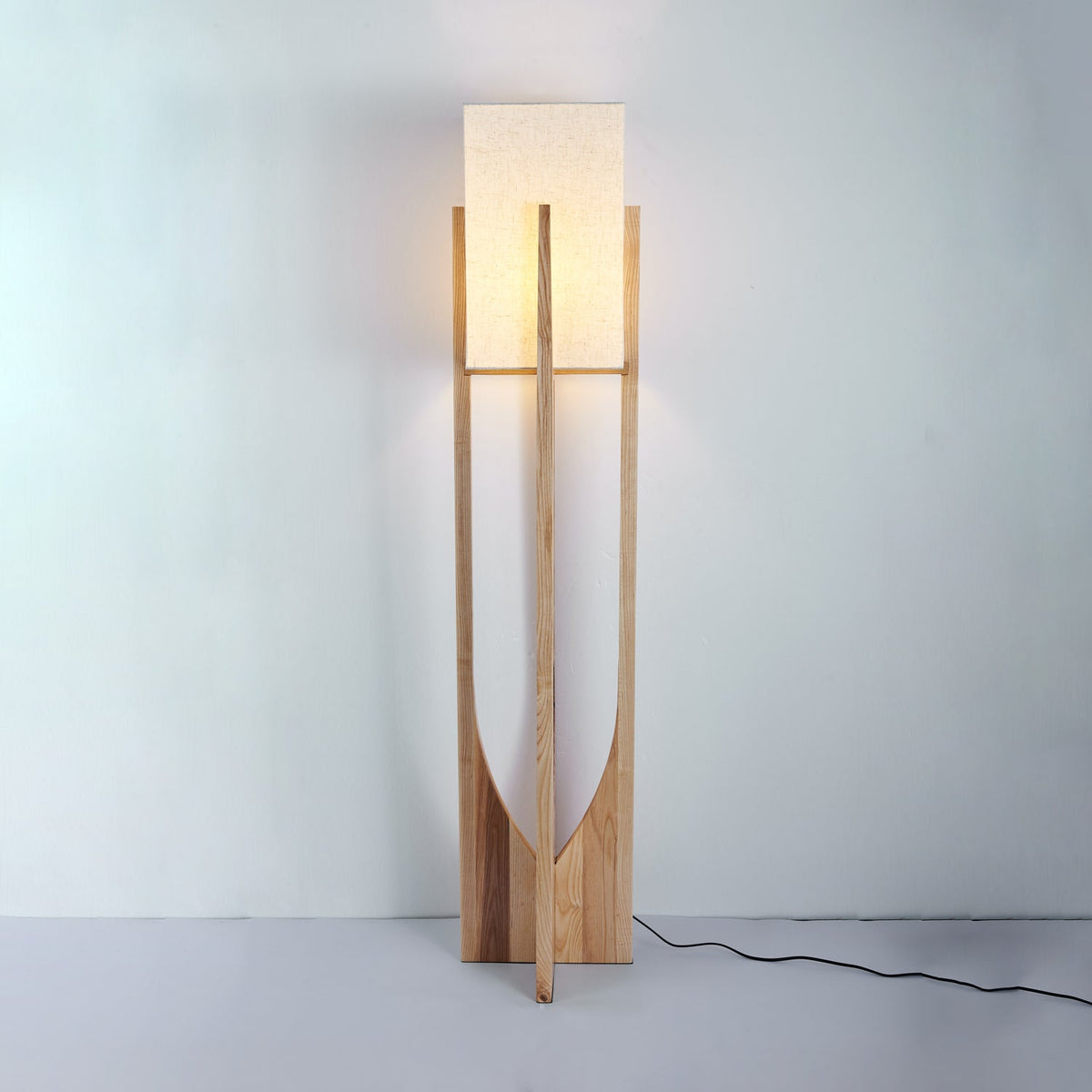 Syleia lámpara de pie de madera moderna