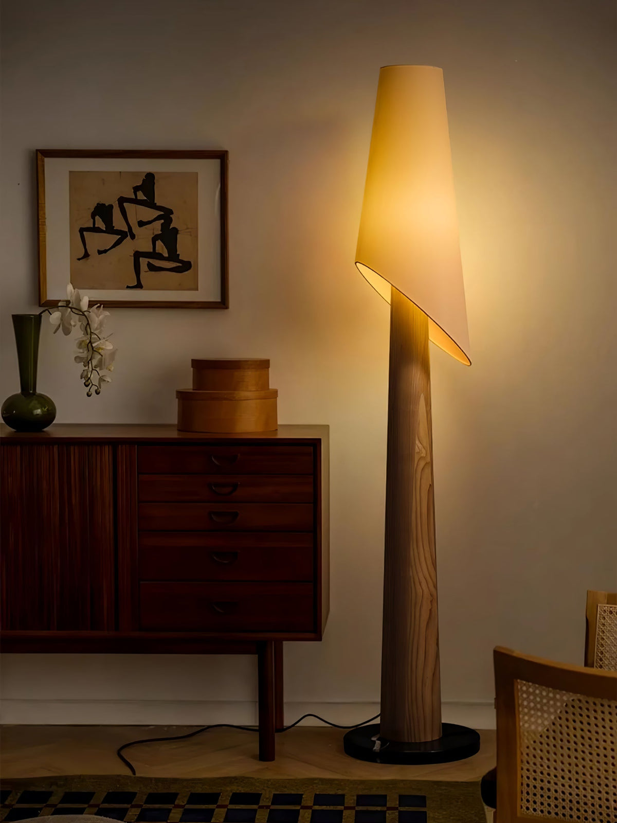 Curven lámpara de pie de madera y mármol