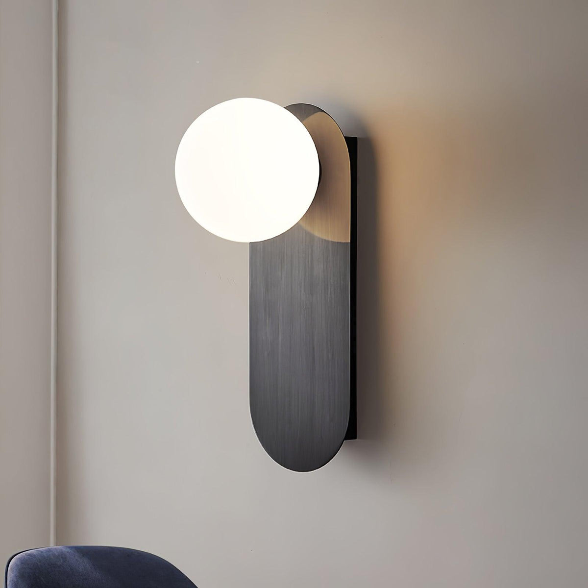 Eiralina aplique de pared con base plana y globo de vidrio y latón