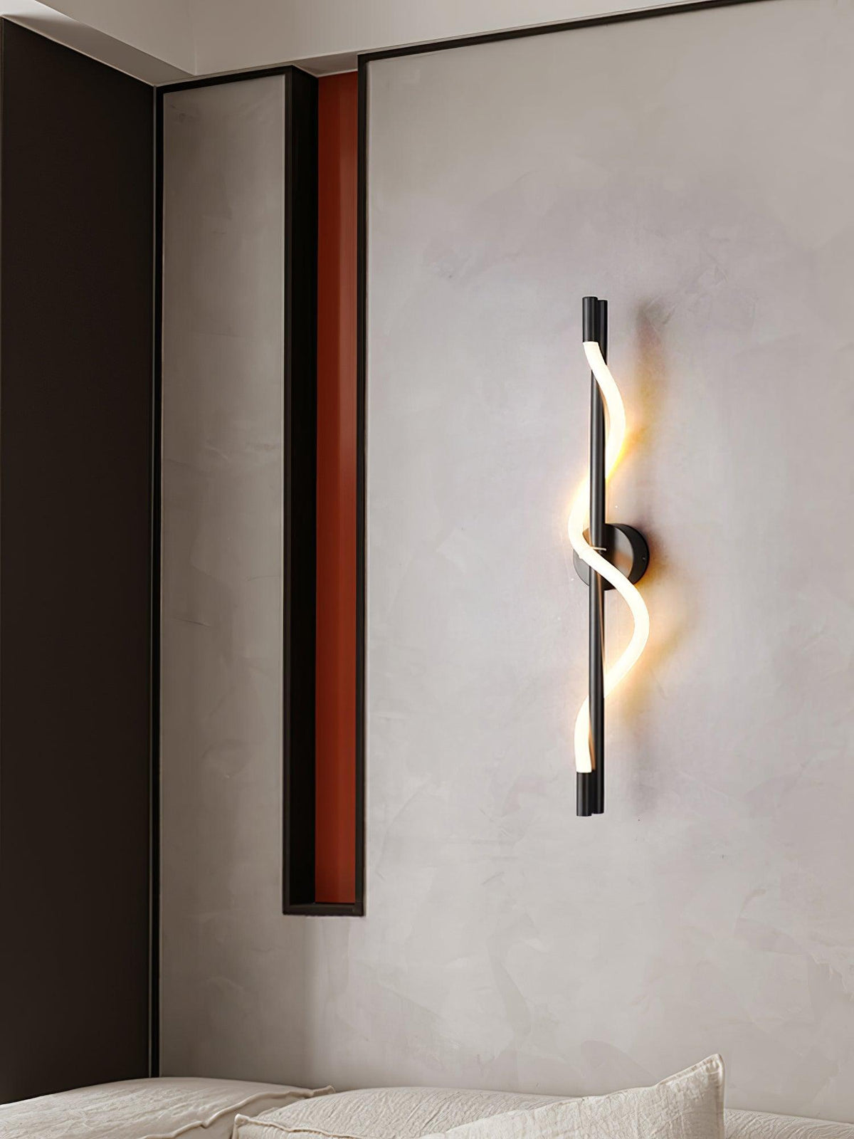 Nivelo aplique de pared escultórico de latón y silicona
