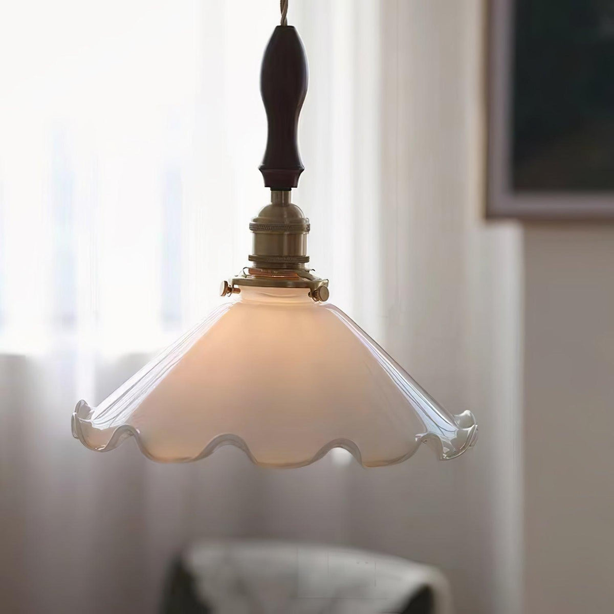 Questa lámpara colgante de vidrio con pantalla ondulada vintage para sala de estar