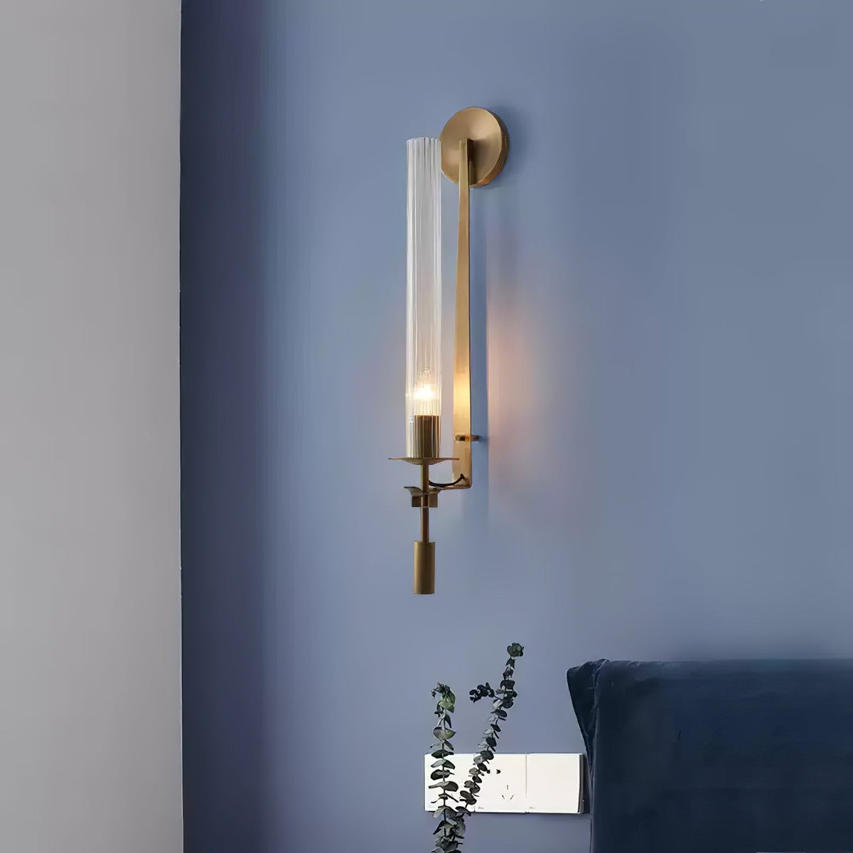 Veloora aplique de pared minimalista en latón con vidrio esmerilado