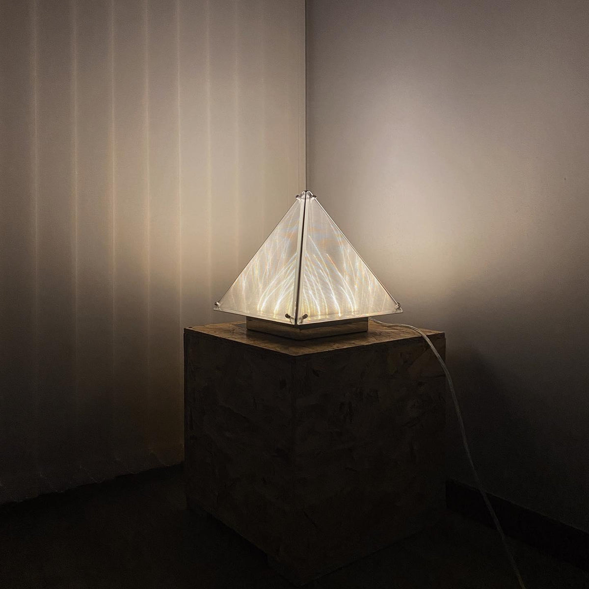 Mymiryre lámpara de mesa pirámide de vidrio