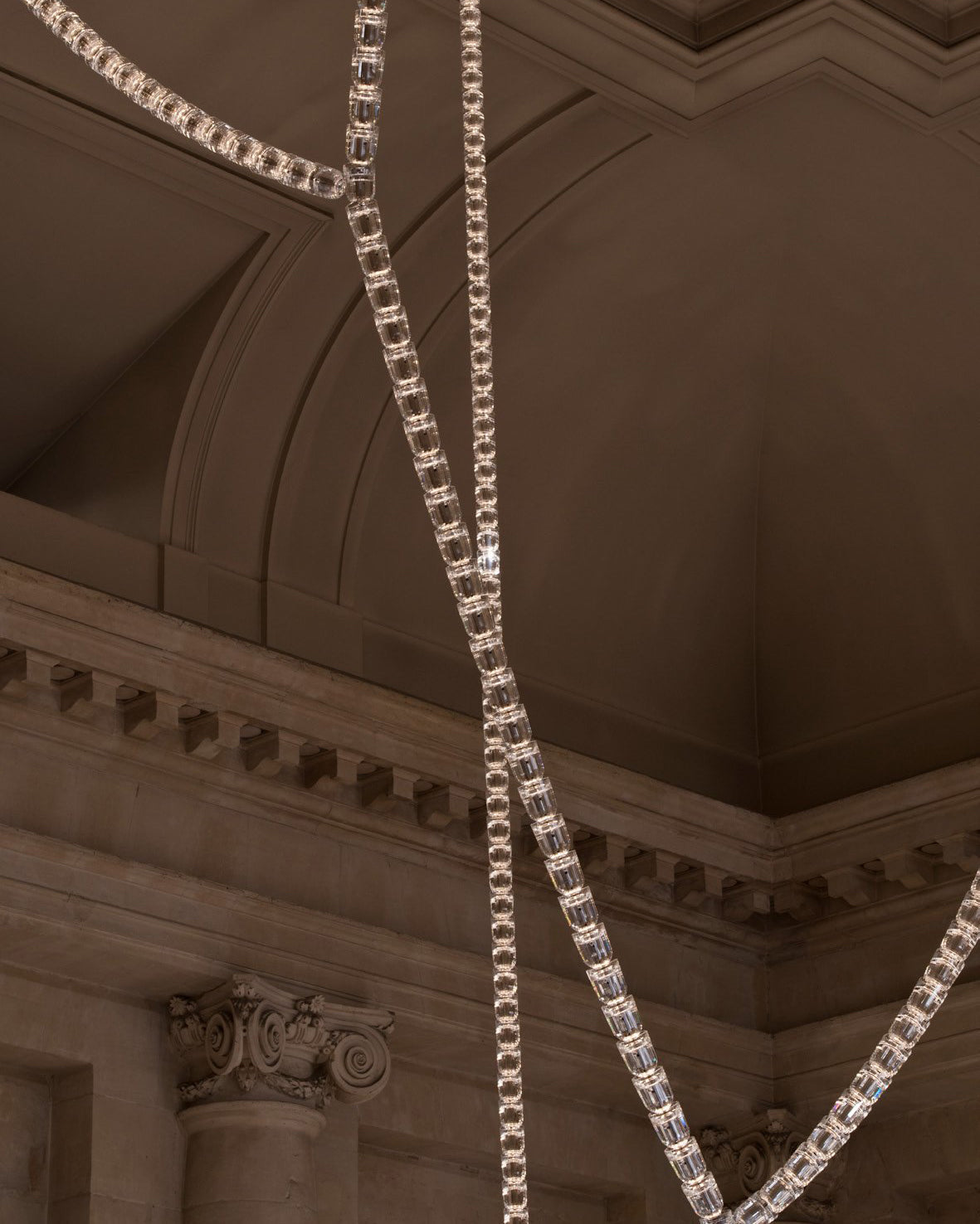 Elyisaine lámpara de araña cristal dorado LED 3-Line