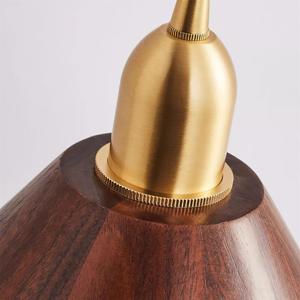 Lámpara colgante de madera en varios formatos, en madera maciza y latón